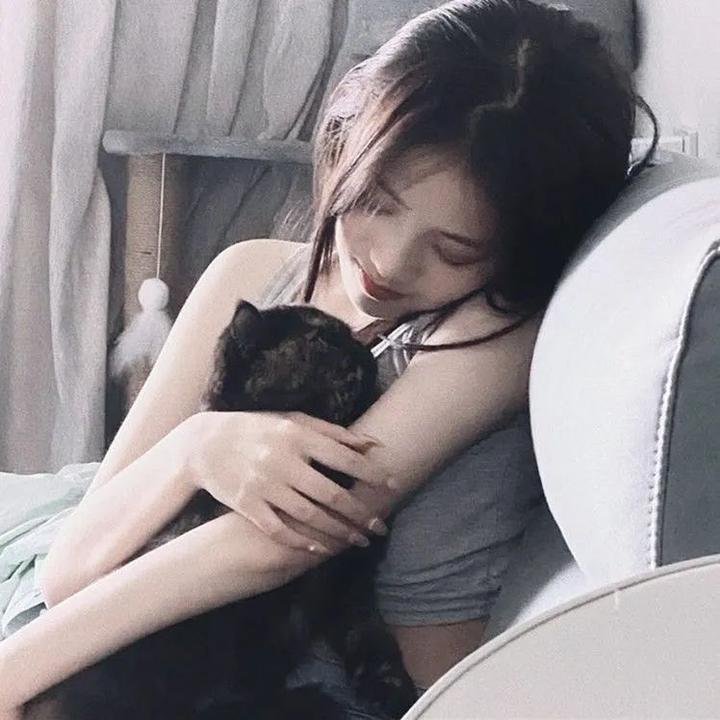 霓虹灯下的圣教士